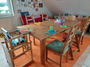 Esstisch mit verschiedenen Sitzmöglichkeiten