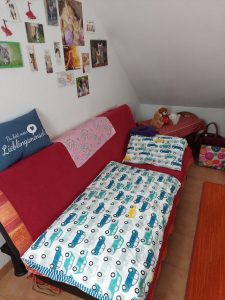 Schlafmöglichkeit auf dem Küchensofa