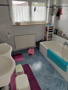Badezimmer mit verschiedenen Hockern und Töpfchen