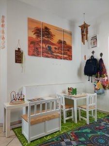 Tisch und Stühle im Spielflur